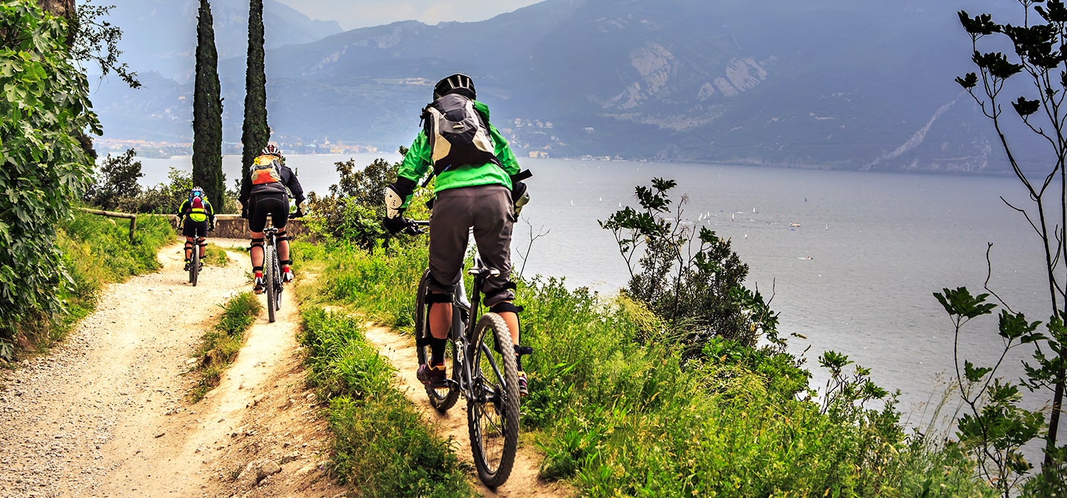 Gruppo di clisti sul lago di Garda in Italia